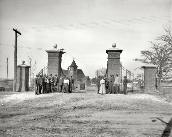 Photo showing: Tuskegee Institute: 1906 -- Tuskegee, Alabama. The Lincoln gates.