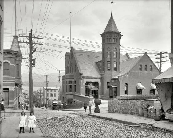 Photo showing: Newburgh P.O. -- Newburgh, New York, circa 1906. Post Office and Second Street.