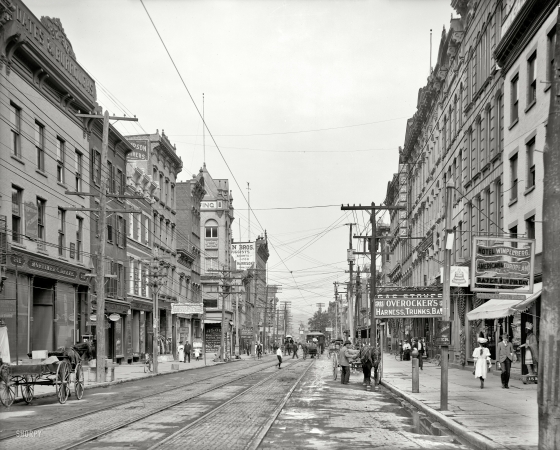 Photo showing: Main Street, Poughkeepsie -- Circa 1906. Main Street. Poughkeepsie, New York. Behold the Queen City of the Hudson.