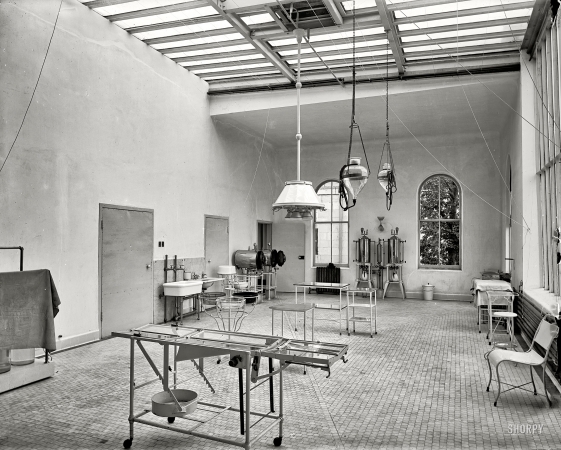 Photo showing: Naval Operations Center: 1900 -- Operating room in Brooklyn Navy Yard Hospital.