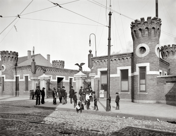 Photo showing: Navy Yard Newsies -- Sands Street entrance, Brooklyn Navy Yard, circa 1903.