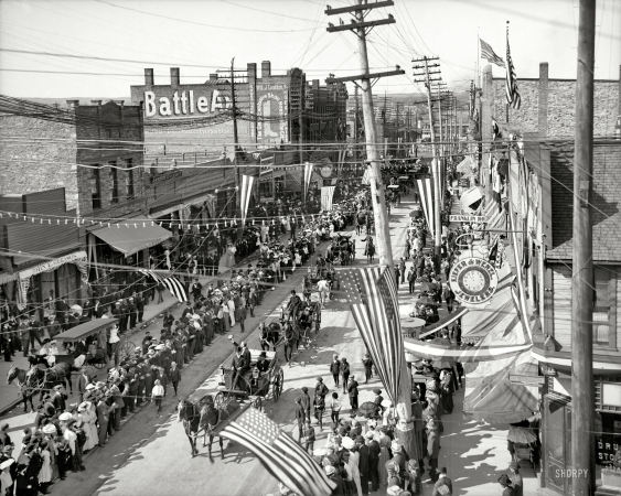 Photo showing: Canal Parade -- Sault Sainte Marie, Michigan, circa 1905. St. Mary's Canal celebration, parade on Ashmun Street.
