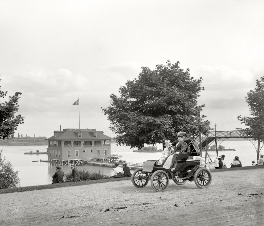 Photo showing: A Grand Day Out: 1910 -- Riverside Park and boat house, Toledo, Ohio.