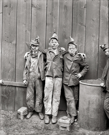 Photo showing: Breaker Boys: 1900 -- Kingston, Pennsylvania. Breaker boys, Woodward coal mines.
