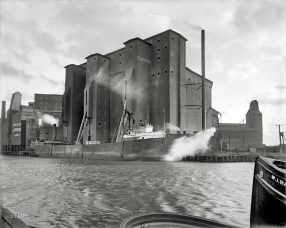 Photo showing: Eastern Elevator -- Circa 1900. Eastern elevator, Buffalo, New York. Ship: The Frank L. Vance.
