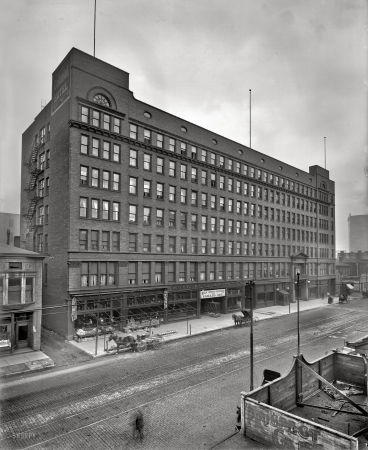 Photo showing: Colonial Hotel -- Circa 1900. Colonial Hotel, Cleveland. Home to the Colonial Arcade.