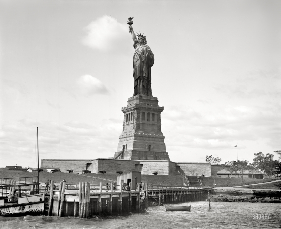 Photo showing: Statue of Liberty -- New York Harbor circa 1905.
