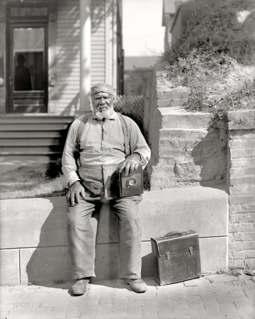 Photo showing: Vacation Snaps -- Old Orchard, Maine, circa 1904. Photographer at Old Orchard House.