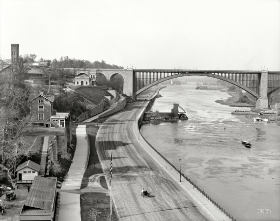 Photo showing: The Speedway -- New York circa 1905. The Speedway, Harlem River and Washington Bridge.