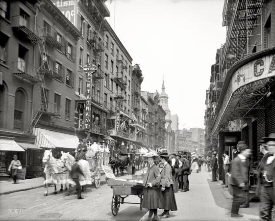 Photo showing: Mott Street: 1905 -- New York City. A funeral procession through Chinatown.