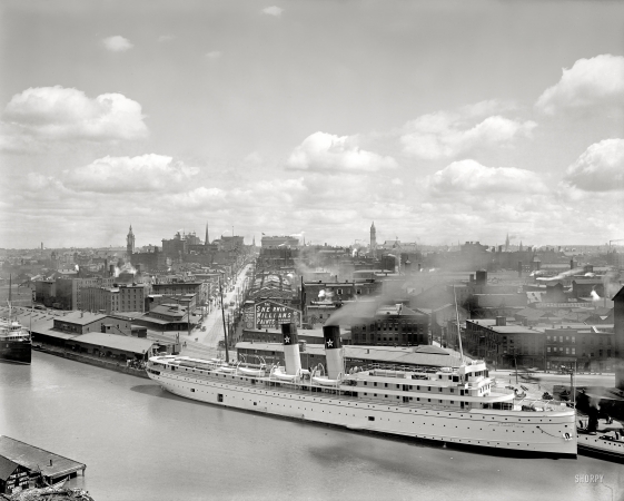 Photo showing: Buffalo Steamer -- Buffalo, New York, circa 1905. Looking up Main Street. Steamer North Land at Long Wharf.