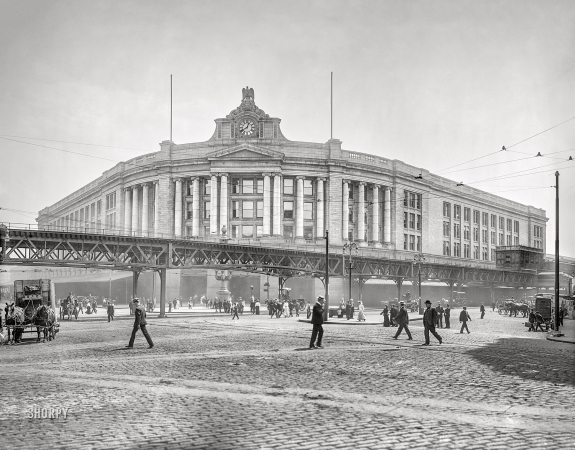 Photo showing: Bustling Boston -- Circa 1905. South Station and elevated line.