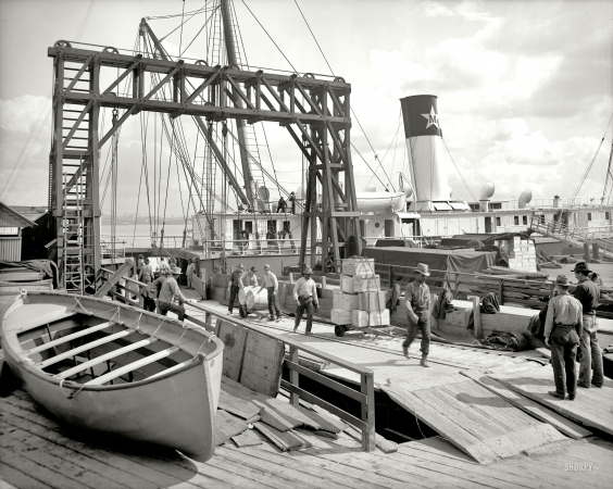 Photo showing: New Orleans Docks -- On the waterfront along the Mississippi, circa 1906. Dock conveyors, New Orleans.
