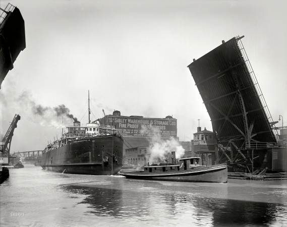 Photo showing: Pere Marquette Passing -- The Chicago River circa 1910. Pere Marquette transfer boat 18 passing State Street bridge.