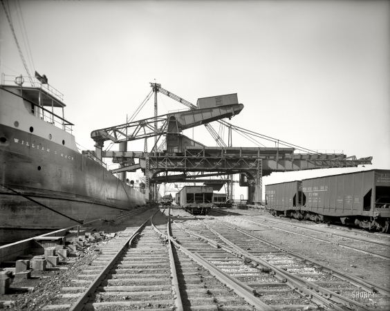 Photo showing: Take a Load Off -- Buffalo, New York, circa 1905. Unloading ore from Hulett machine.