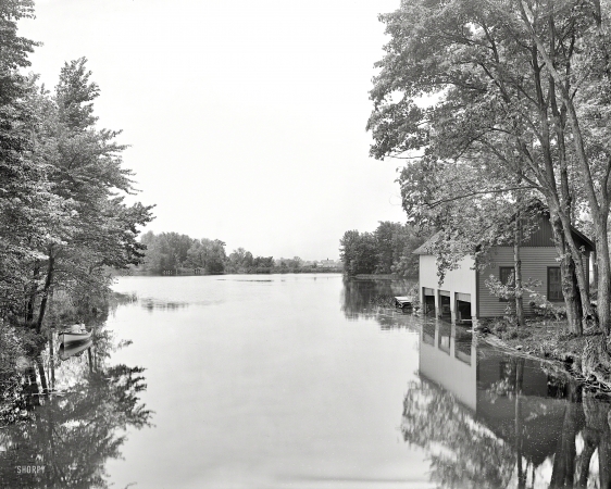 Photo showing: Lake Nonotuck -- Circa 1908. Lake Nonotuck, Mount Holyoke College, South Hadley, Mass.