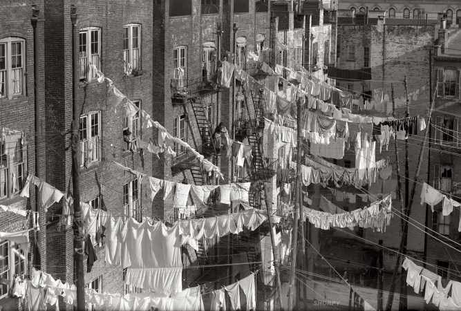 Photo showing: The Washboard Jungle -- New York tenement yard c. 1900-10.