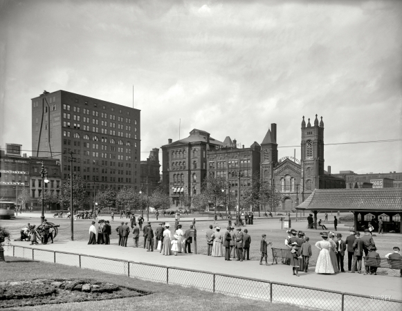 Photo showing: Crowded Cleveland -- Cleveland, Ohio, circa 1905. Public Square. Lyceum Theatre and Old Stone Church; people waiting for streetcar.