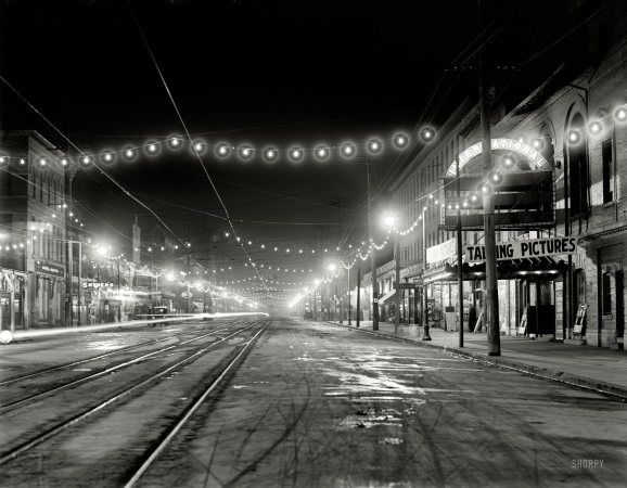 Photo showing: Talking Pictures -- Niagara Falls, New York, circa 1908. Falls Street at Night.