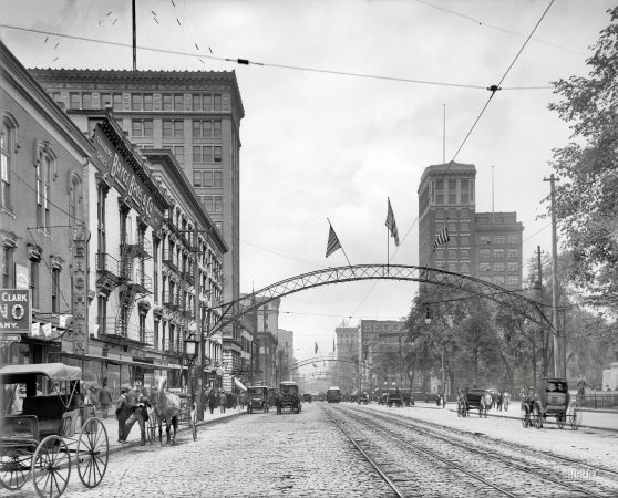 Photo showing: High Street Too -- Columbus, Ohio, circa 1910. High Street north from State.