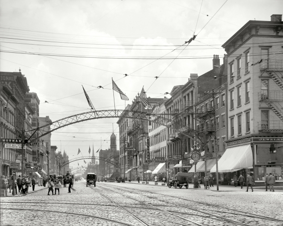 Photo showing: High Street -- Columbus, Ohio, circa 1910. High Street, south from State.