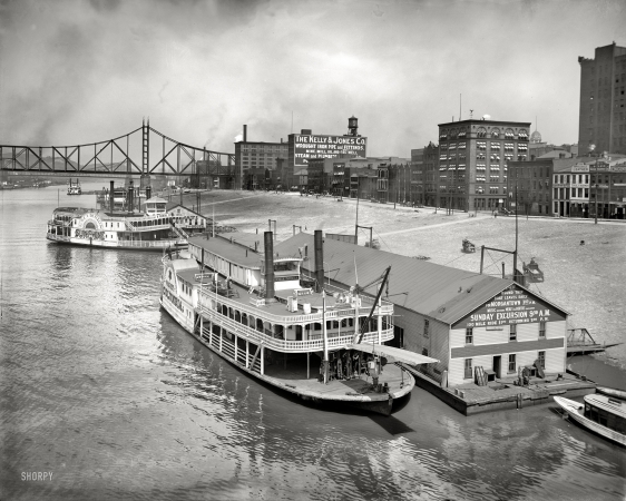 Photo showing: Monongahela Levee -- Pittsburgh from the Smithfield Street Bridge circa 1910.