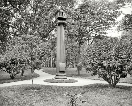 Photo showing: Anomalous Column -- Portland Harbor, Maine, circa 1910. Memorial column, Deering Park.
