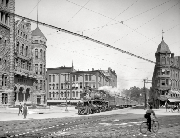 Photo showing: Train to Downtown -- Syracuse, N.Y., circa 1905. Empire State Express (New York Central Railroad) coming thru Washington Street.
