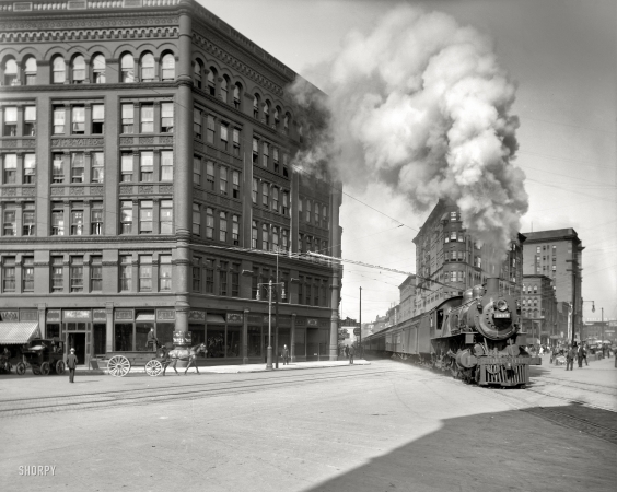 Photo showing: Next Stop, Downtown -- Syracuse, New York, circa 1905. Empire State Express (New York Central Railroad) passing thru Washington Street.