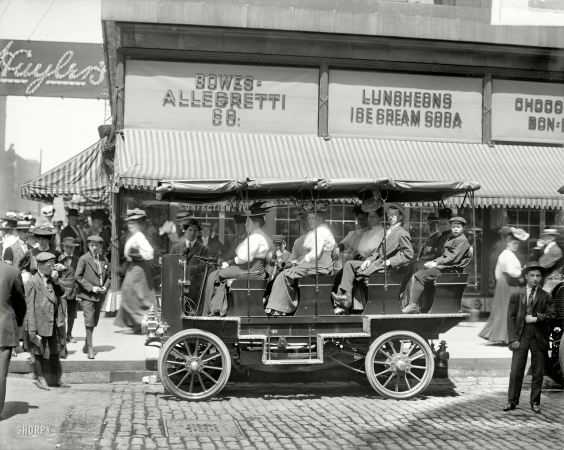 Photo showing: Seeing Chicago -- Seeing Chicago, auto at Monroe near State, circa 1908.