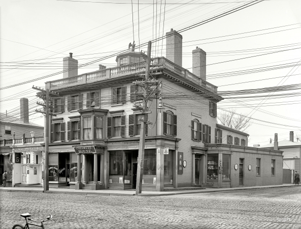 Photo showing: Colonial House Cafe -- Salem, Massachusetts, circa 1906. Also, a nickelodeon.