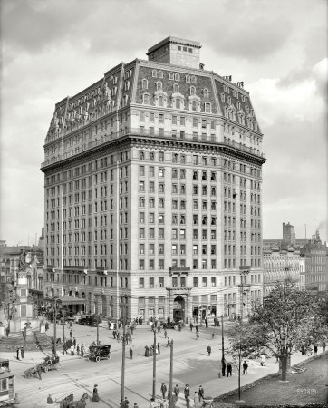 Photo showing: Rooms With a View -- Detroit circa 1912. Hotel Pontchartrain, Soldiers' and Sailors' Monument.