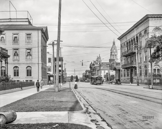 Photo showing: Garbage Out. -- Mobile, Alabama, circa 1906. Government Street, looking east.