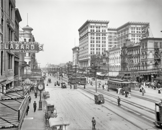 Photo showing: Canal Street: 1910 -- New Orleans: large building is the Maison Blanche department store.