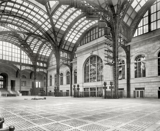 Photo showing: The Old Penn Station -- New York circa 1910. Pennsylvania Station. Concourse showing gates, indicators.