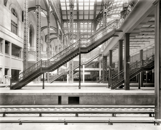 Photo showing: Penn Station, Track Level -- New York circa 1910. Pennsylvania Station. Track level, main and exit concourses, stair entrance.