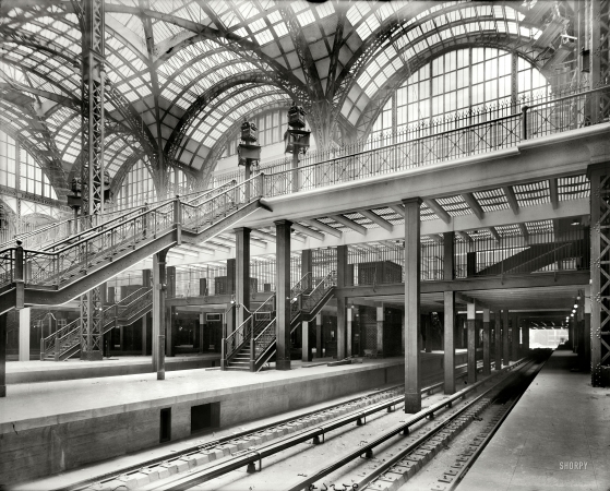 Photo showing: Penn Station -- New York circa 1910. Pennsylvania Station, track level, showing stairway and elevators.