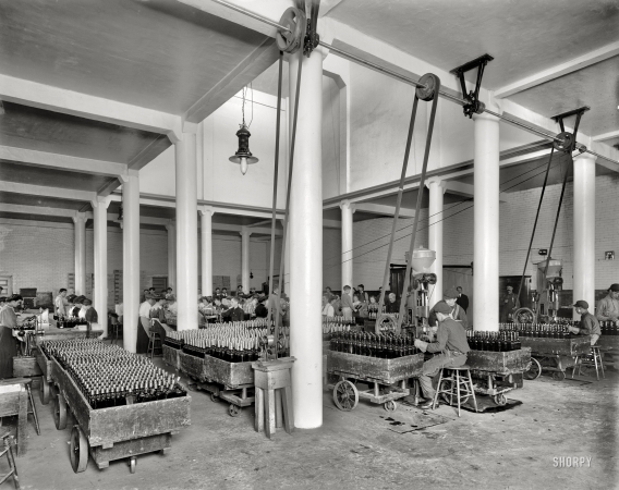 Photo showing: Hiram Walker: 1905 -- Walkerville, Ontario. Hiram Walker & Sons, bottling works.