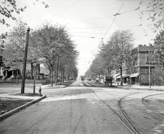 Photo showing: Business Corner -- Circa 1910. Business corner of Wyandotte and Devonshire roads, Walkerville, Ontario.