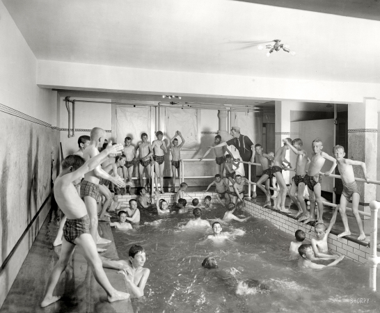 Photo showing: Skinny Dippers -- Detroit, Michigan, circa 1910. News Tribune newsboys' plunge bath.