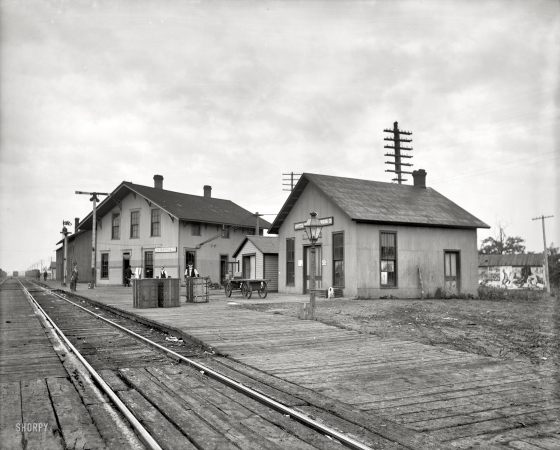 Photo showing: Chenoa Depot -- Station & buildings at Chenoa, Illinois, circa 1905.