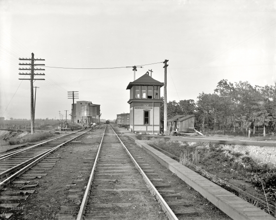 Photo showing: Mazonia -- Chicago & Alton Railroad. Signal station and crossroads at Mazonia, Illinois, circa 1900.