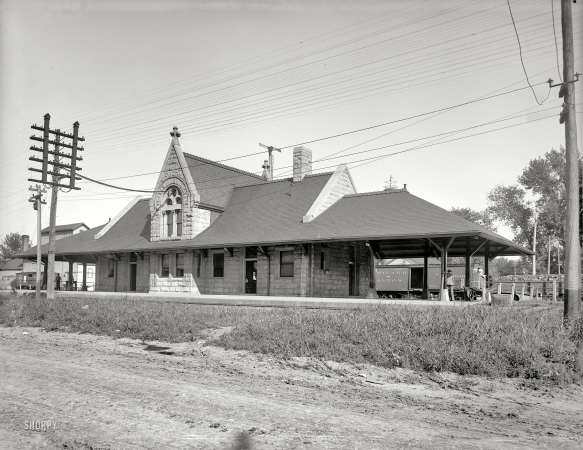 Photo showing: Dwight Depot -- Chicago & Alton station at at Dwight, Illinois, circa 1900.