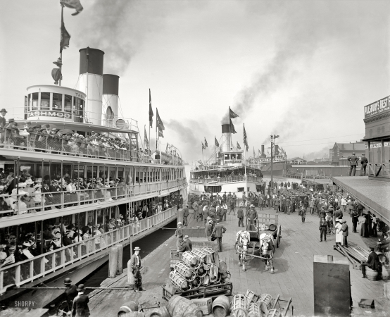 Photo showing: Tashmoo Docking -- Detroit circa 1901. Excursion steamers Tashmoo and Idlewild at wharves.