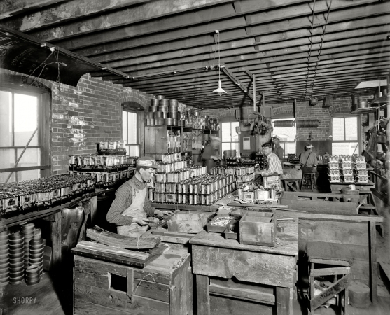 Photo showing: The Stovemakers: 1901 -- Glazier Stove Company - lamp stove department, Chelsea, Michigan.