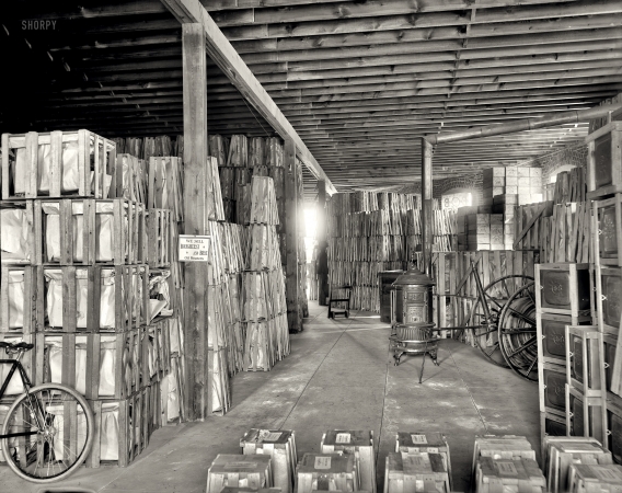 Photo showing: Lord of the Stoves -- Chelsea, Michigan, circa 1901. Glazier Stove Company shipping room.