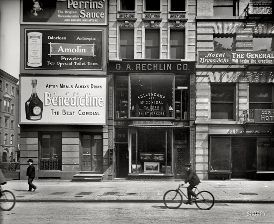 Photo showing: DPC in New York -- The Detroit Photographic Company's New York City store at 229 Fifth Avenue, circa 1903.