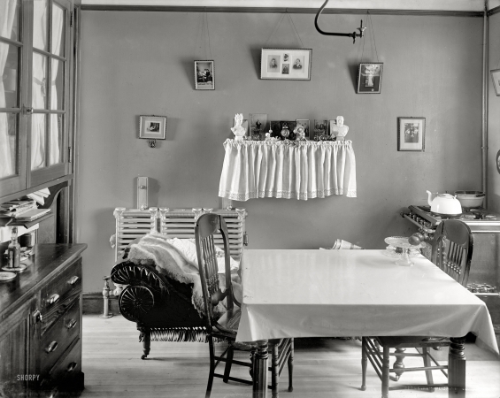 Photo showing: Gracious Tenement -- New York circa 1905. Interior of tenement.
