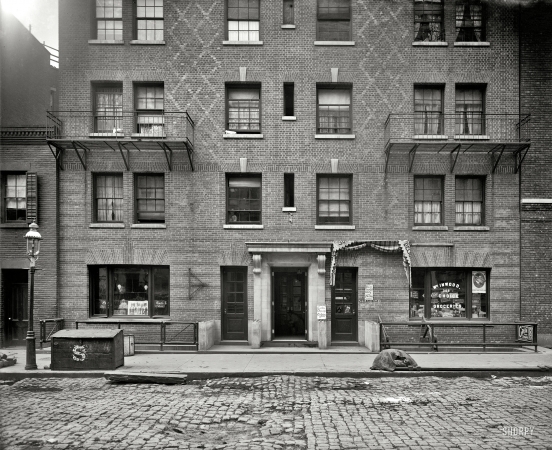 Photo showing: A New York Tenement -- New York City circa 1905. Exterior of tenement.