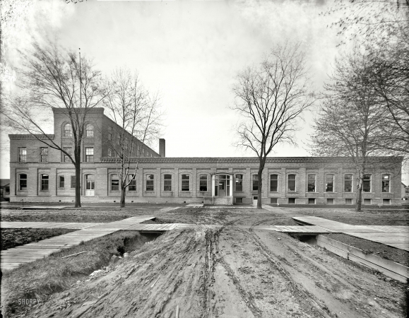 Photo showing: DPC: 1910 -- Detroit Publishing Company, east front. The mothership for much of the large-format photography seen here.